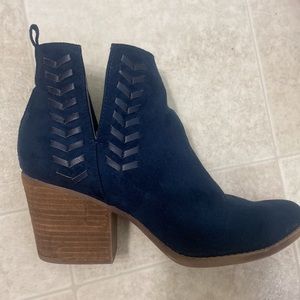 Carlos by Carlos Santana shoe- “Whitley”. Color navy blue. Size 7.5